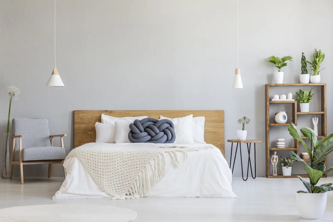 A bedroom where lime-based micro mortar has been applied to both the floor and the walls