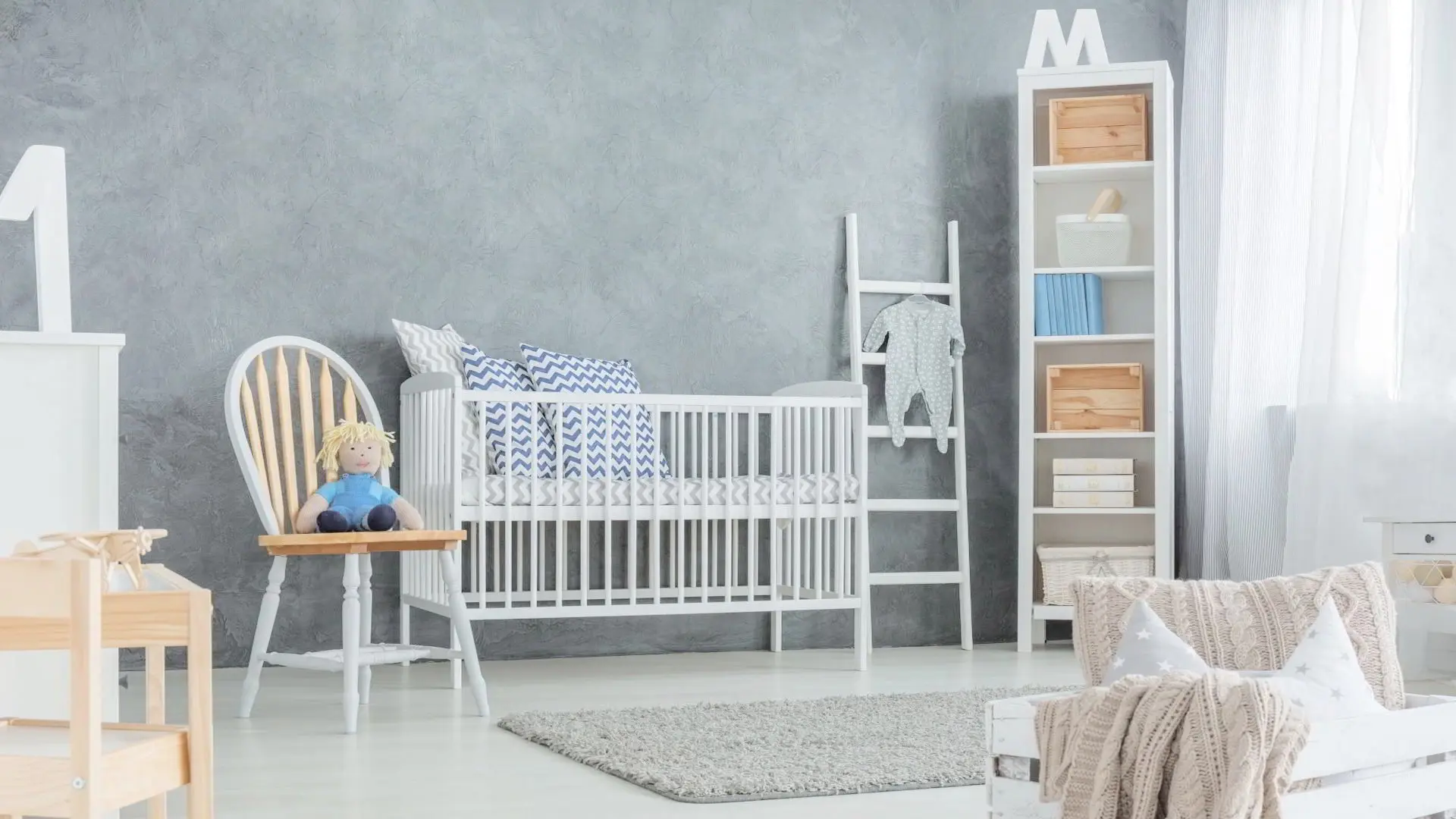 Stanza di lusso per bambini con microcemento in grigio