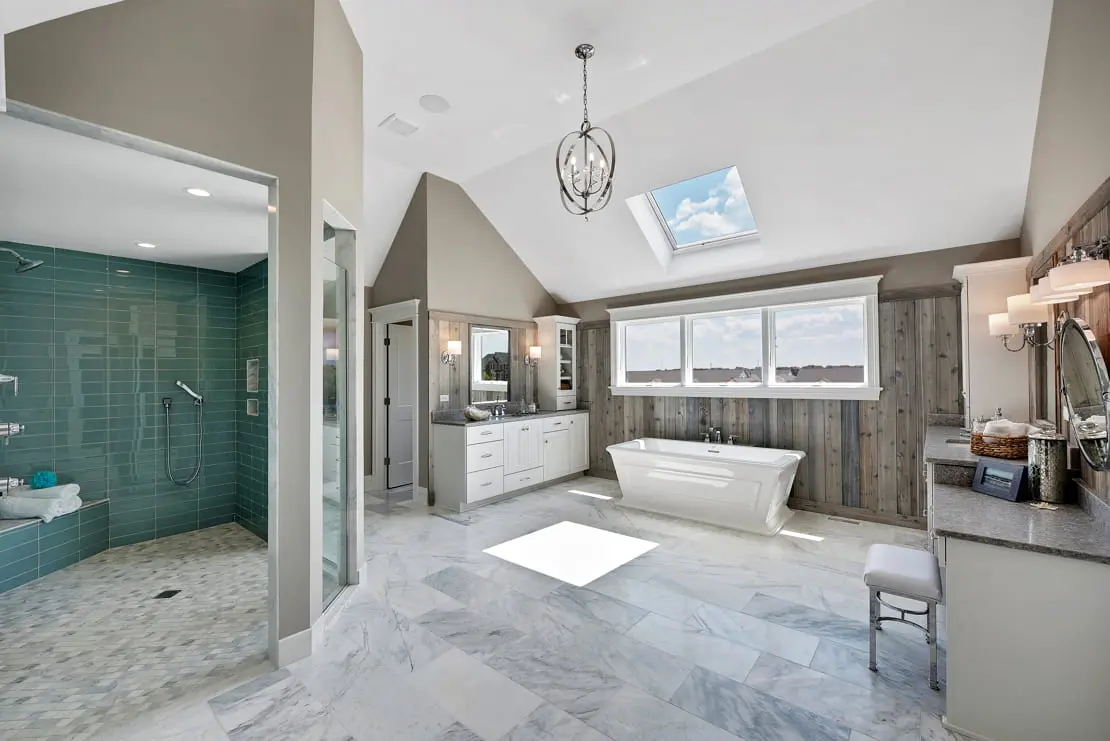 Luxe, ruime en lichte badkamer met houten muren om een ontspannen sfeer te creëren