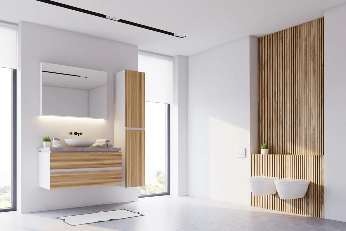 Minimalistische decoratie in een luxe badkamer met houten afwerkingen