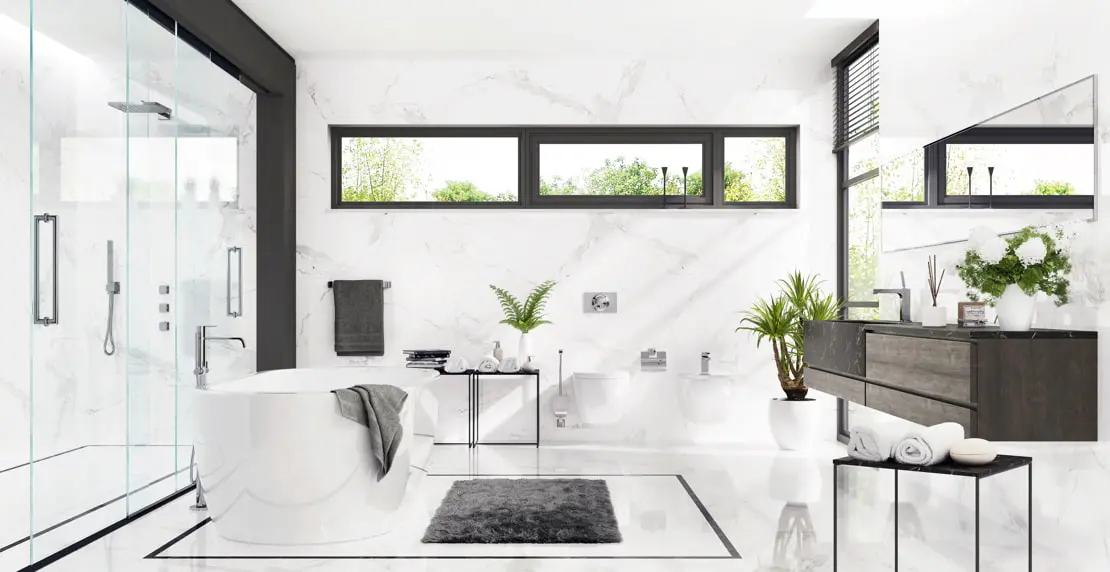 Luxe badkamer met bad en een douche, die heeft transparante doucheschermen